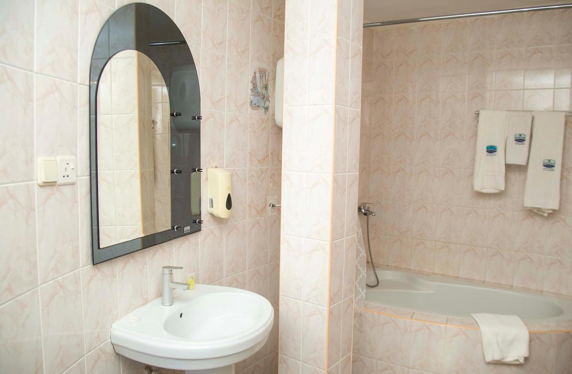 Brookvale Hotel Weija Экстерьер фото